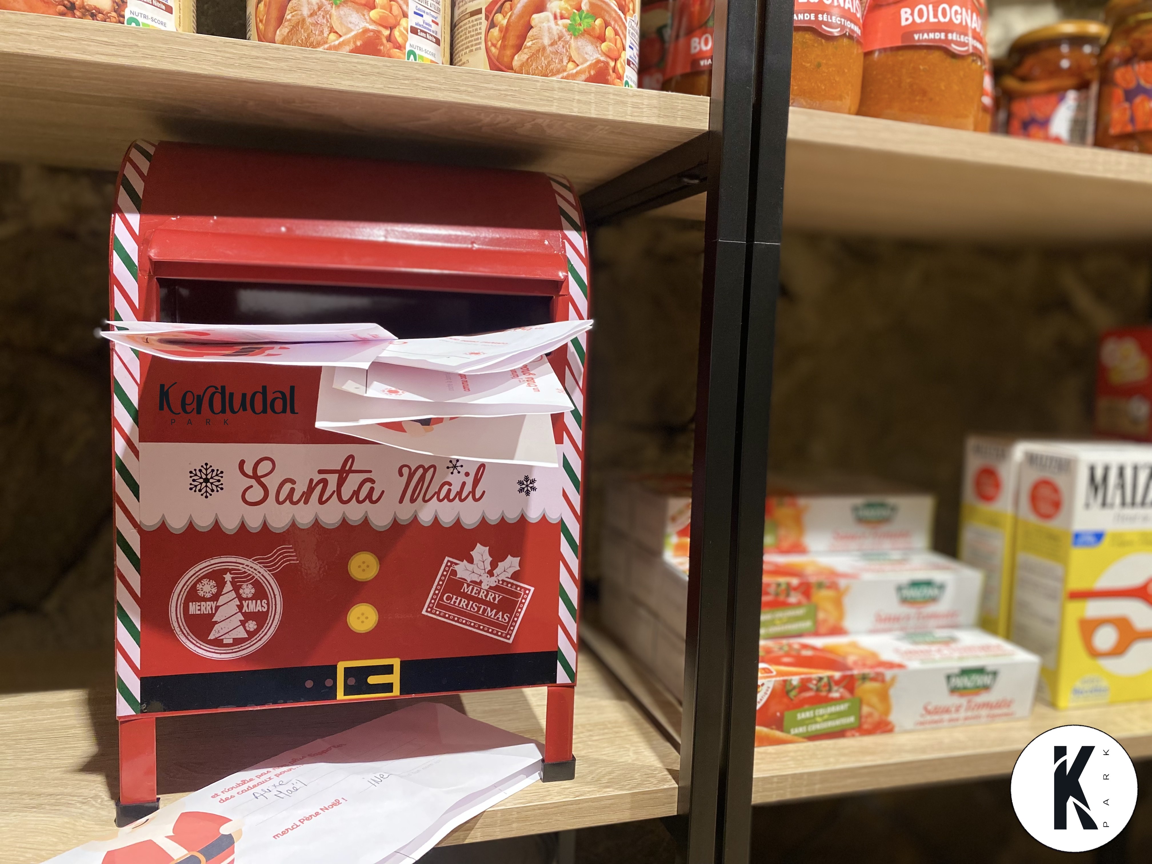 Boîte aux lettres, adressées spécialement au Père Noël ! Boîte aux lettres, adressées spécialement au Père Noël !